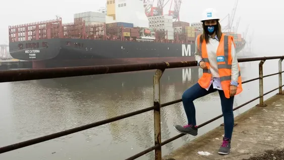 Una mujer preside un puerto