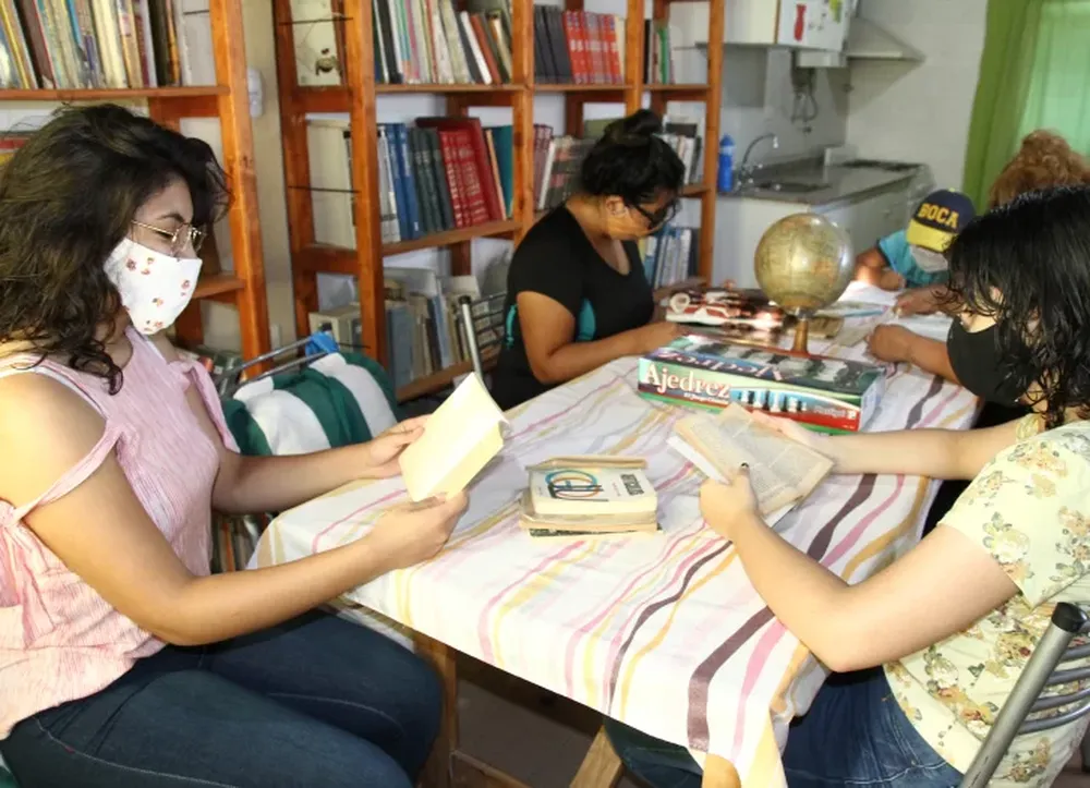 Una biblioteca abre sucursales para que más chicos utilicen los libros gratis