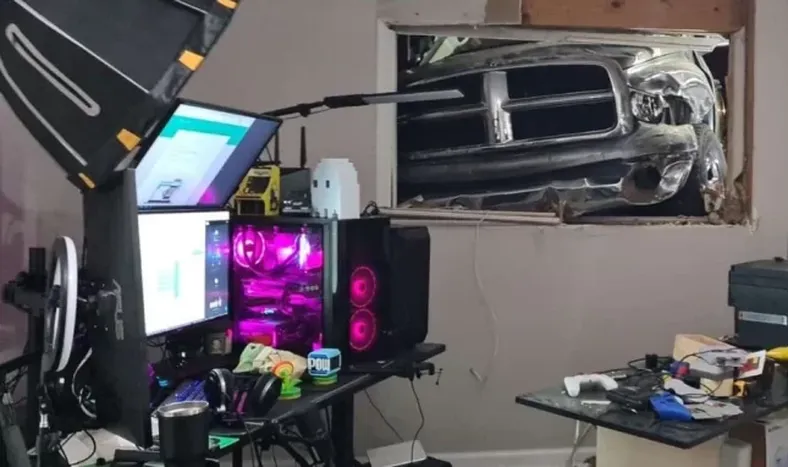 Transmitía por Twitch y una camioneta se incrustó en su casa