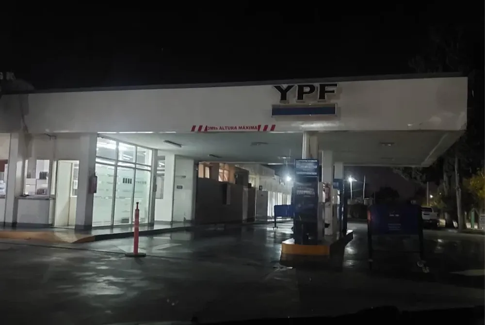 Enojo de vecinos y turistas porque la única estación de servicio de Valle Fértil cierra por horas sin avisar