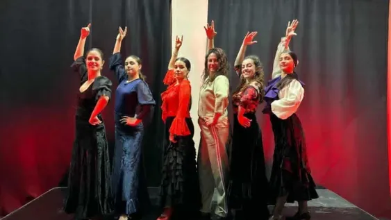Algunas de las bailaoras sanjuaninas becadas, junto a Cuky Maestro, de la Asociación Civil Ciclo Flamenco