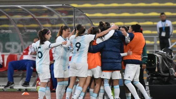 Argentina goleó a Paraguay y luchará por la medalla dorada