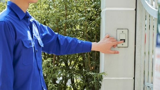 No le funcionaba el timbre y puso un llamativo cartel en la puerta