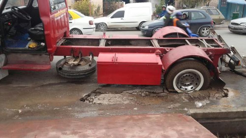 Se bajó a comprar, dejó a la esposa e hija adentro y se hundió el auto