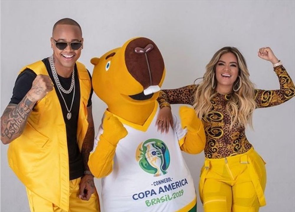 Karol G y Leo Santana, los intérpretes de la canción oficial de la Copa América 2019