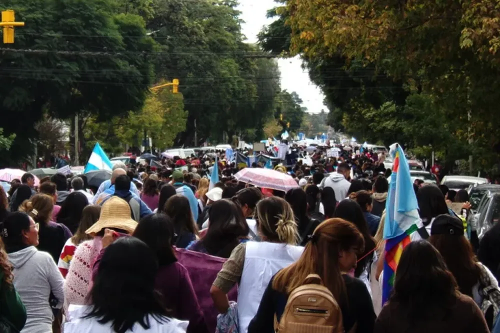 Docentes Autoconvocados continúan reclamos salariales en Salta con acampe y huelga de hambre