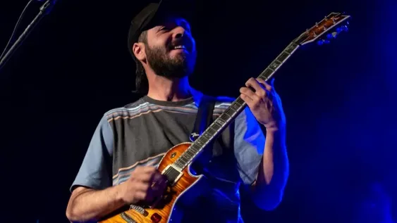 Noche de tributos a la par