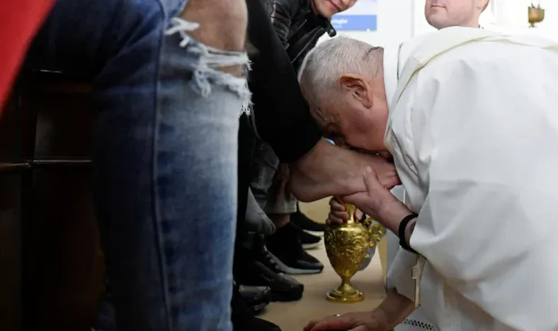 El Papa lavó los pies de 12 presos y pidió no “ensuciar” a la Iglesia con “polarizaciones”