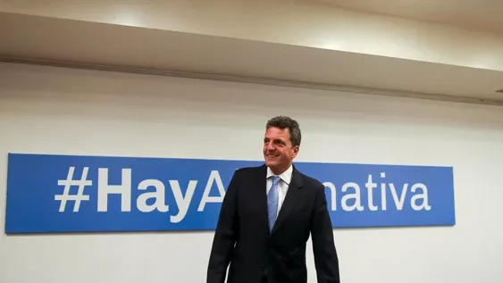Massa analiza extender el cepo al dólar ahorro a un nuevo grupo