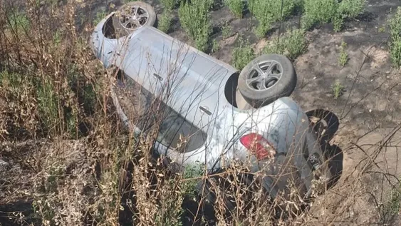 Vuelcan y se salvan de lo peor