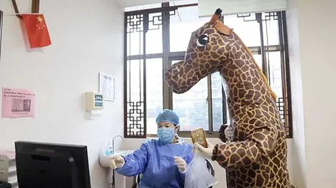 [VIDEO] Por el coronavirus, una mujer fue a un hospital disfrazada de jirafa