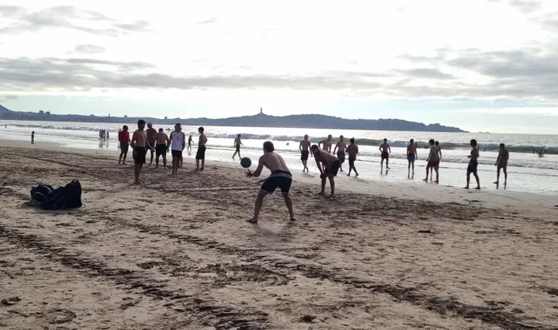 Fútbol, vóley y rugby, los preferidos de los sanjuaninos en las playas de La Serena.
