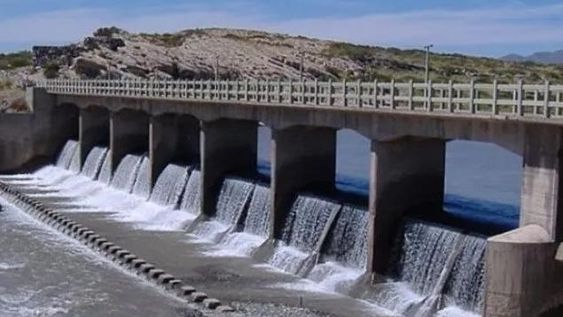 Tomaba alcohol al borde de un dique, se cayó y murió ahogada