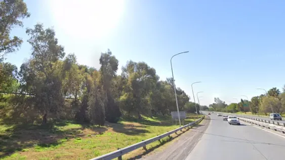 Transportaba materiales de construcción en una camioneta y volcó en la Circunvalación