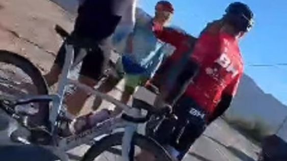 reconocido ciclista chapeo en una discusion de transito con un automovilista en rivadavia: no sabes quien p...soy