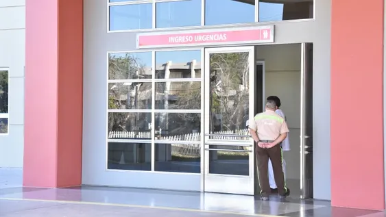 Un motociclista fue impactado por un auto y terminó con fractura expuesta en una pierna