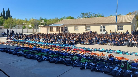 Los alumnos se reunieron en el patio de la Escuela Industrial para acompañar el duelo por el fallecimiento de un compañero.