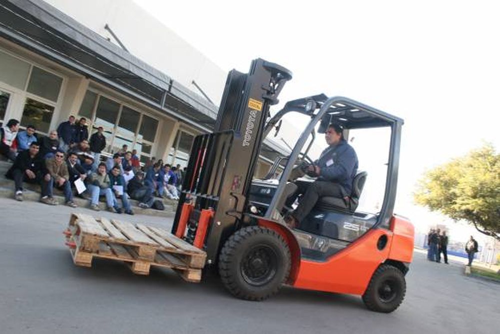 Primera entrega masiva de carnets para choferes de autoelevadores