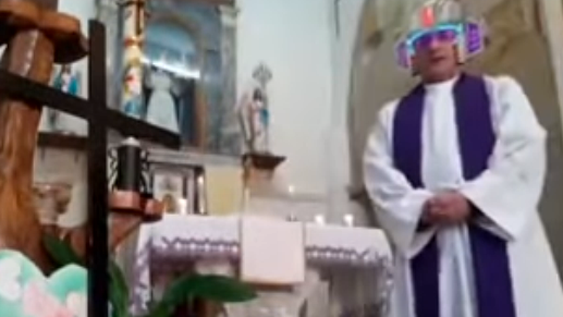 Un sacerdote olvidó desactivar los filtros durante una misa en vivo