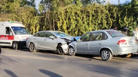 Un auto se cruzó de carril e impactó de frente con otro, hay una mujer herida