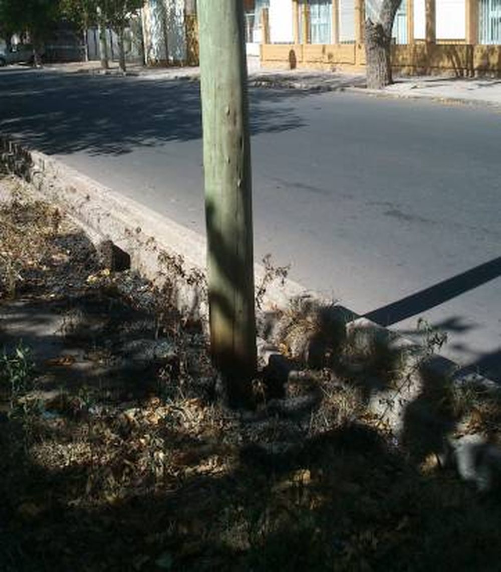 Un poste de luz, a punto de caerse en plena ciudad
