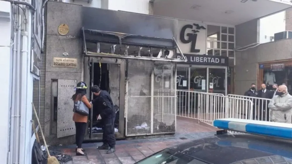 Dos desconocidos incendiaron la sede de Rosario Central