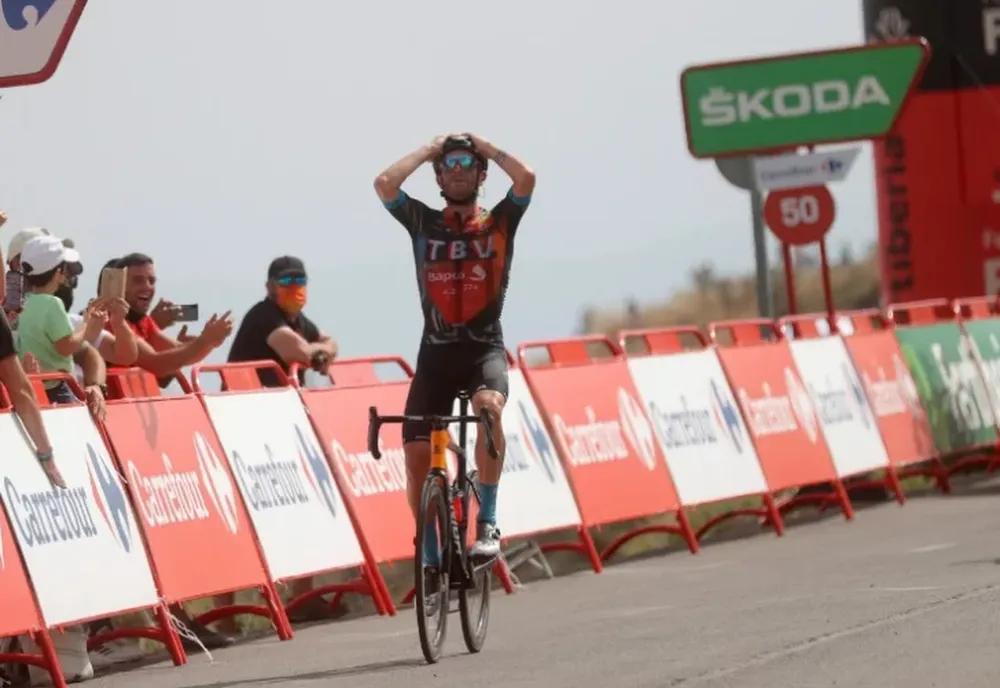 Caruso ganó la etapa, Roglic sigue firme