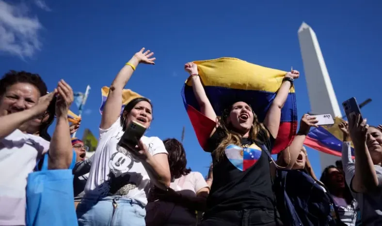 Venezolanos celebraron en el Obelisco la captura de Nicolás Maduro y esperan una nueva etapa para su país