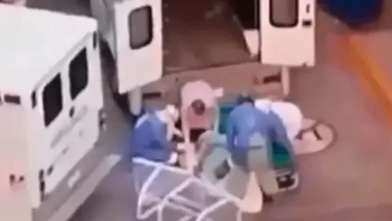 Camilleros tiraron a paciente con neumonía cuando intentaban subirlo a la ambulancia