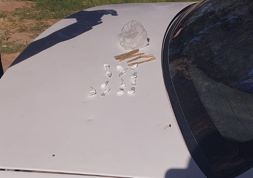 Los envoltorios con cocaína y los porros que llevaba el detenido.