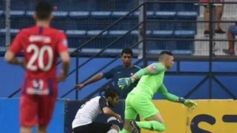 El increíble blooper de Juan Pablo Carrizo en el fútbol paraguayo