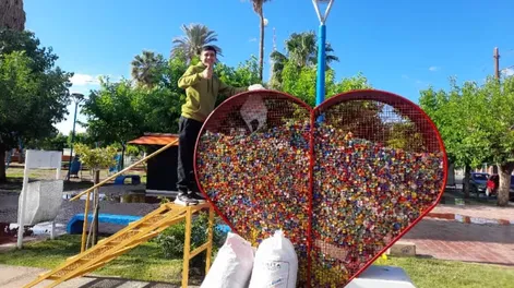 Tras pesas las tapitas recolectadas, los estudiantes de 25 de Mayo las depositaron en el corazón gigante que el municipio instaló en la plaza principal para tal fin.
