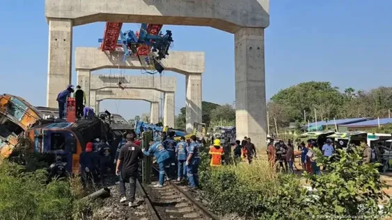 Conmoción en Tailandia: una grúa cayó sobre un tren y causó al menos 30 muertes