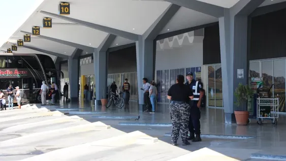 Llegaron colectivos de Jujuy y Salta: no dejaron bajar a los pasajeros y los hicieron volver