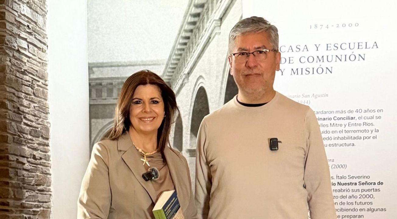 Laura Carbonari junto al historiador Claudio Vera.