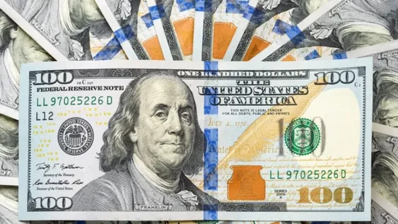 El dólar blue tuvo un descenso de tres pesos y se negoció en 493 pesos por unidad