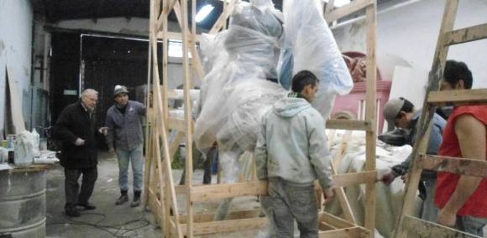 Don Buena, en una estatua  hiperrealista como Sarmiento