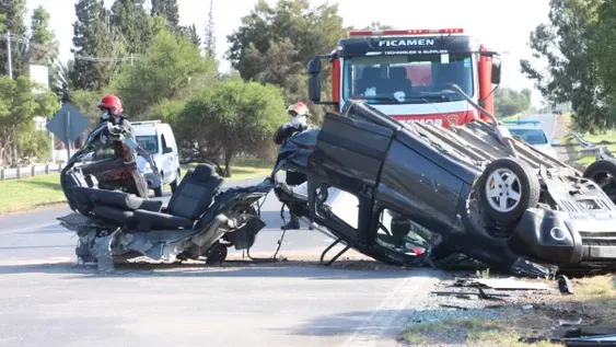 Chocó tan fuerte que se le partió el auto en dos, pero lo salvaron el cinturón y el airbag