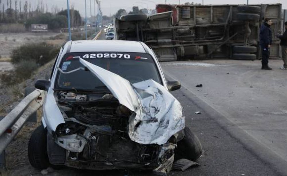 Albardón: tres heridos en un  vuelco que pudo terminar peor