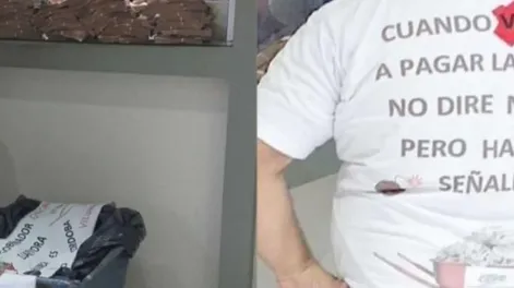 Fue a pagar una boleta de la luz con una carretilla y se volvió viral