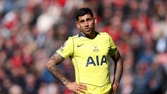 La lesión de Cristian Romero en la Premier League, tras el choque con su arquero que encendió las alarmas en la Selección Argentina. &nbsp;