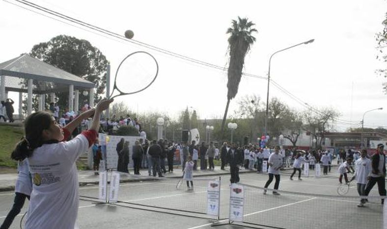 Una calle que pasó a ser una gran cancha de tenis