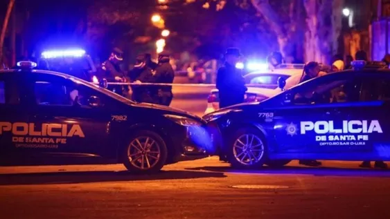 Dos hombres fueron asesinados a puñaladas y buscan a un sospechoso