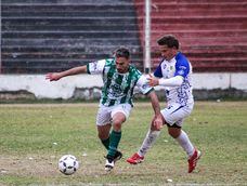 Goleador. Omar Benavídez gana ante la marca de Salvá. Desamparados venció a Colón Junior y se metió en el Regional Amateur. Goleador. Omar Benavídez gana ante la marca de Salvá. Desamparados venció a Colón Junior y se metió en el Regional Amateur.
