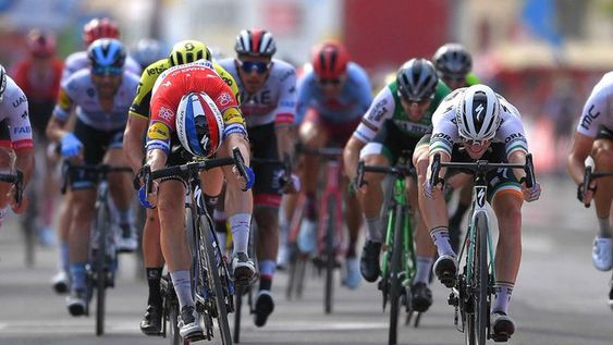 Jakobsen le ganó el esprint final a Bennett y Roche sigue líder