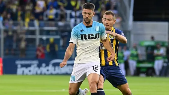 Luciano Vietto, marcado por Marco Ruben, anotó anoche su primer gol en el regreso a Racing.