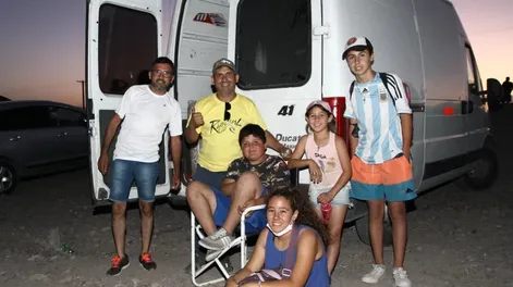 Una previa de 62 horas para conseguir boletos para una docena de familiares