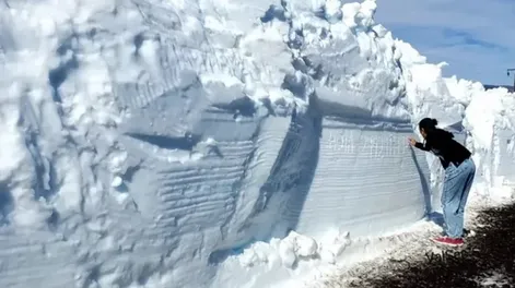 Viajaban por una ruta en Neuquén y se toparon con una pared de hielo