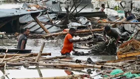 Al menos 24 muertos y 8 desaparecidos por un ciclón en Bangladesh