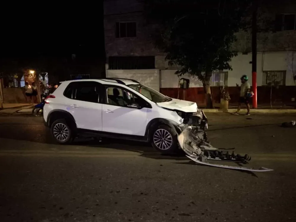 Aparatoso choque entre una moto y una camioneta en Chimbas